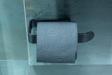 Držák na toaletní papír samolepící 18x3x8 cm černý