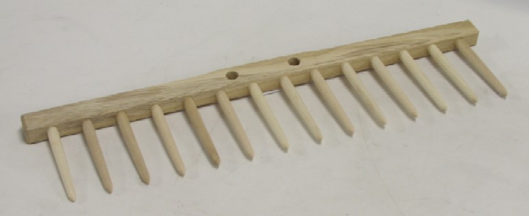 Hřeben na hrábě s dřevěnými kolíky